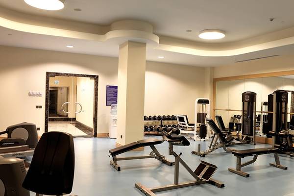 Fitness-Center im Xanadu Island Bodrum Hotel mit verschiedenen Trainingsgeräten und Spiegeln