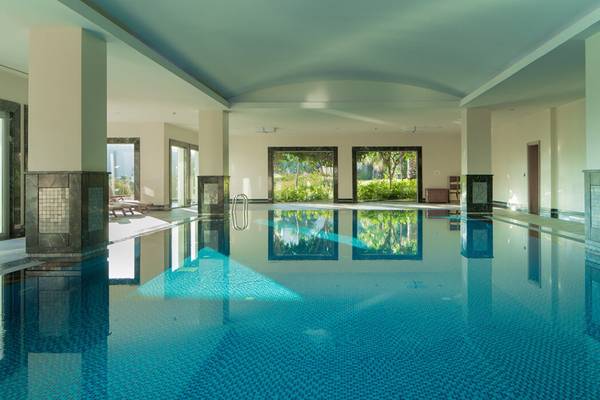 Innenpool im Xanadu Island Bodrum Hotel, groß und mit blauem Wasser gefüllt.