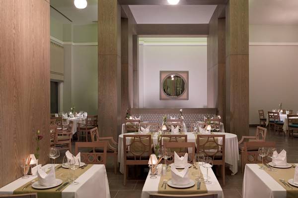 Innenansicht des Restaurants im Xanadu Island Bodrum Hotel mit gedeckten Tischen und Stühlen.