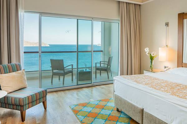 Hotelzimmer im Xanadu Island Bodrum mit Blick auf das Meer und eine Terrasse.