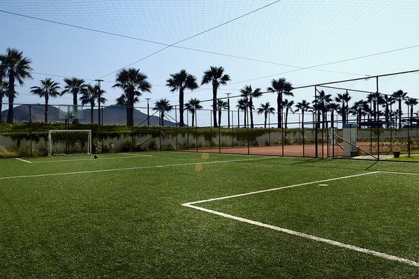 Sportplatz im Freien mit Palmen und Bergen im Hintergrund, Xanadu Island Bodrum