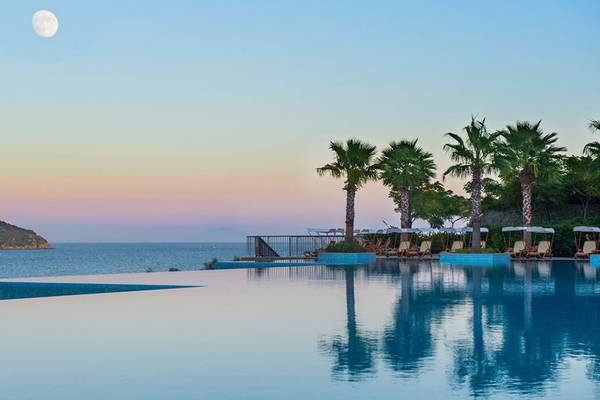 Xanadu Island Resort, Infinity Pool