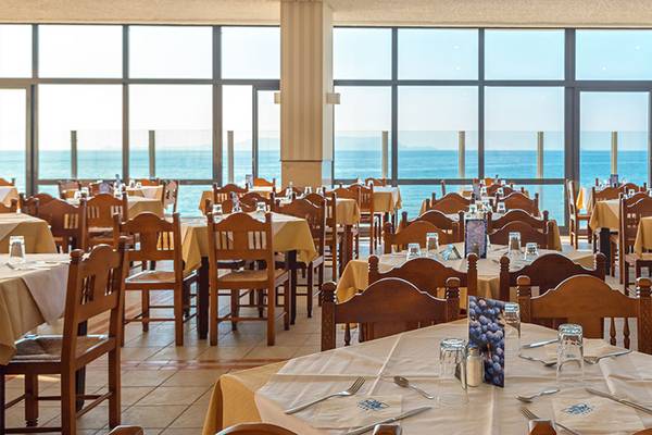 Innenansicht des Restaurants im Themis Beach Hotel mit Blick auf das Meer.