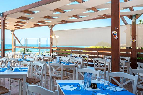 Terrasse des Themis Beach Hotels mit Blick auf das Meer