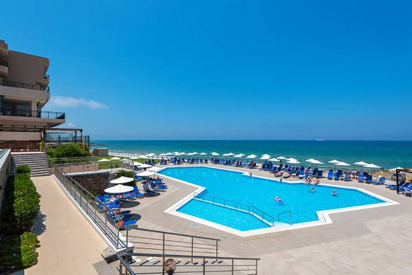 Luftaufnahme des Swimmingpools im Themis Beach Hotel mit mehreren Sonnenliegen und Sonnenschirmen.