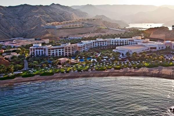 Luftaufnahme des Shangri-La Barr Al Jissah Resorts & Spa - Al Bandar mit Blick auf das Meer und die Berge.