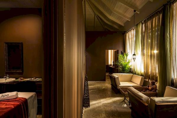Innenansicht des Spas der BlueBay Villas Doradas mit Möbeln und Dekoration.