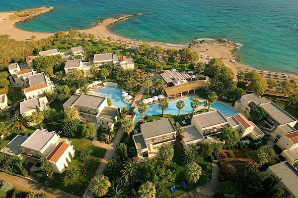 Luftaufnahme des Cretan Malia Park Resorts mit Swimmingpools und Strand