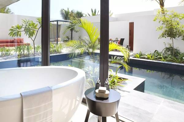 Innenansicht des Al Baleed Resort Salalah by Anantara mit einer Badewanne im Freien.