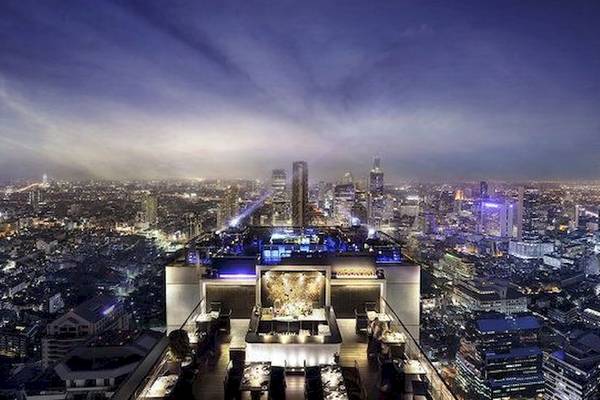 Abendlicher Ausblick auf Bangkok vom Banyan Tree Hotel, mit vielen beleuchteten Hochhäusern und Straßenlaternen.