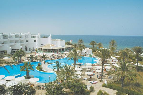 Luftaufnahme des El Mouradi Skanes Hotels mit Pool und Meerblick