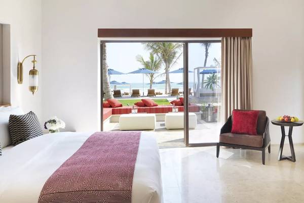 Innenansicht des Hotelzimmers im Al Baleed Resort Salalah von Anantara mit Blick auf den Strand