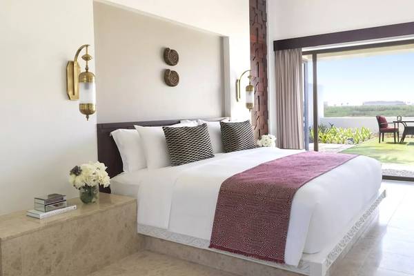 Luxuriöses Hotelzimmer im Al Baleed Resort Salalah by Anantara mit Blick auf den Garten