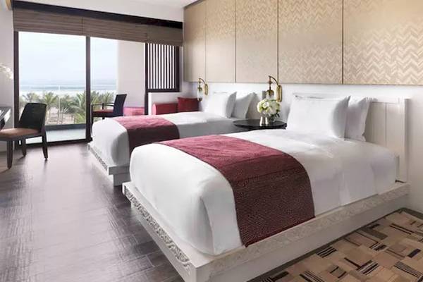 Doppelzimmer im Al Baleed Resort Salalah by Anantara mit Blick auf das Meer.