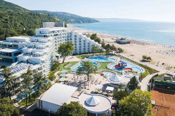 Luftaufnahme des Maritim Hotel Paradise Blue Albena mit Swimmingpools und Strand.