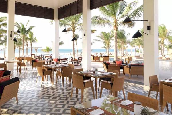 Innenansicht des Restaurants im Al Baleed Resort Salalah von Anantara mit Blick auf den Strand.