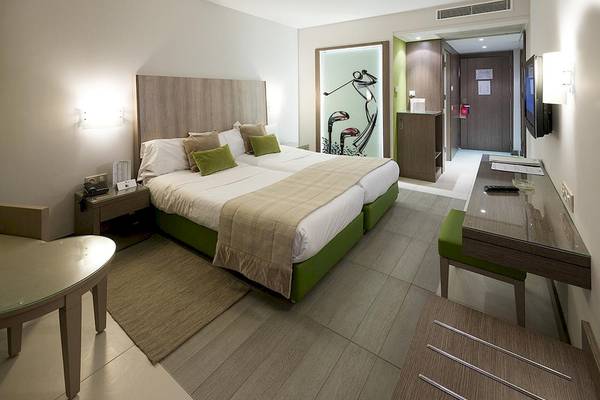 Doppelbettzimmer im Green Palm Hotel mit grünen Akzenten und modernem Design.
