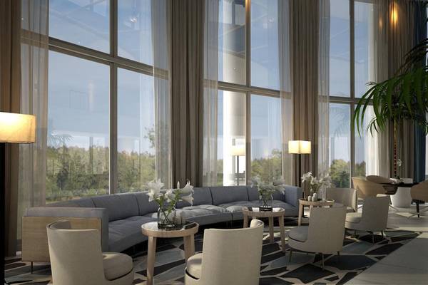 Loungebereich des NissiBlu Beach Resort mit Sofas, Tischen und Pflanzen