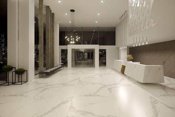 Das Foyer des NissiBlu Beach Resort mit Marmorboden und modernen Elementen.
