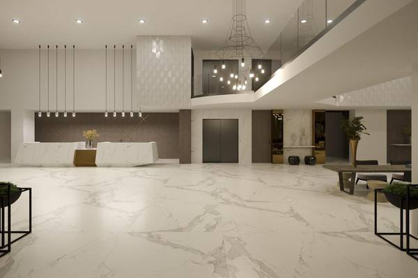 Lobby des NissiBlu Beach Resorts mit Marmorboden und moderner Einrichtung.