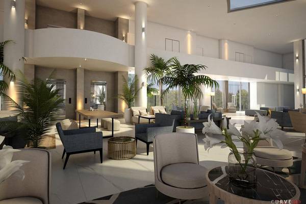 Lobby-Bereich des NissiBlu Beach Resorts mit moderner Inneneinrichtung, runden Tischen und Sesseln.