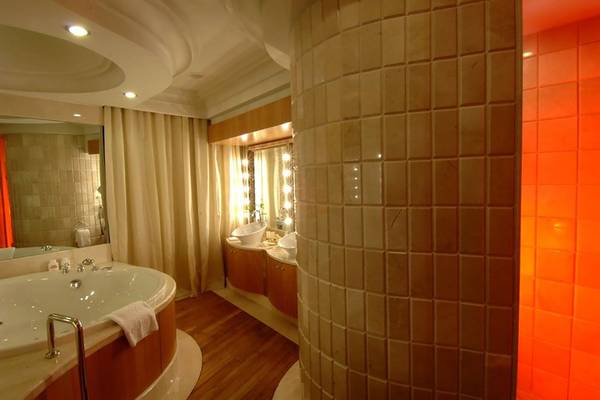Luxuriöses Badezimmer im Calista Luxury Resort mit Badewanne und Spiegeln