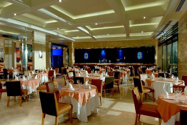 Restaurant des Calista Luxury Resorts mit gedeckten Tischen und modernen Einrichtungen.