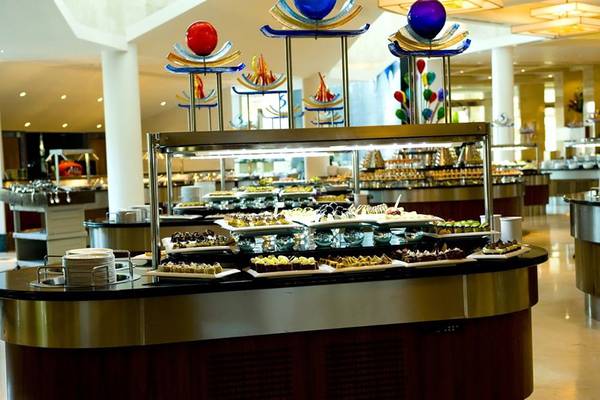 Buffet-Tisch im Calista Luxury Resort mit verschiedenen Desserts und Dekoration.