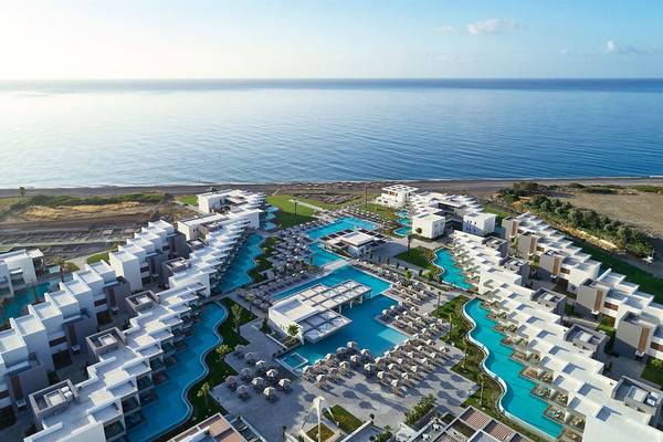 Luftaufnahme des Atlantica Dreams Resorts mit mehreren Pools und Blick auf das Meer.