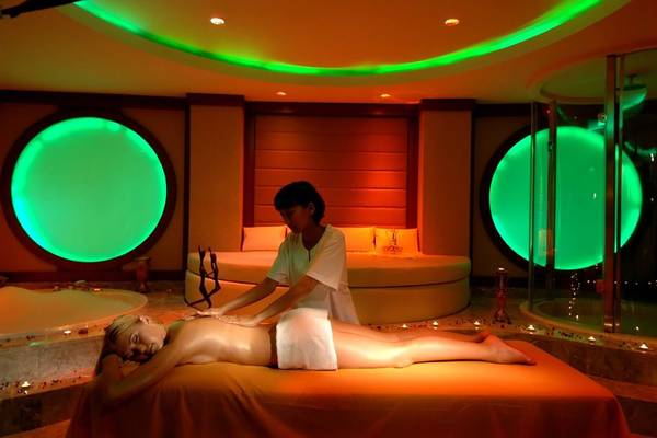 Massage im Calista Luxury Resort mit grünen Lichtern im Hintergrund.