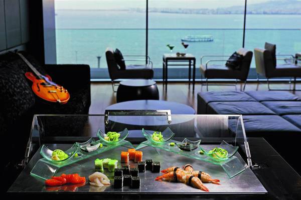 Sushi-Buffet im Swissotel Buyuk Efes Izmir mit Blick auf das Meer.