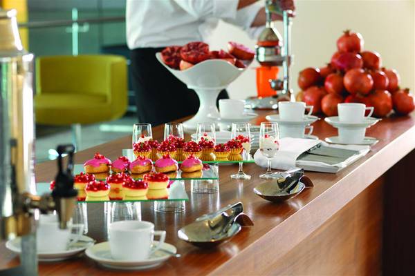 Frühstücksbuffet im Swissotel Buyuk Efes Izmir mit verschiedenen Desserts und Früchten.