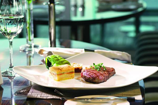 Ein Steakgericht auf einem Teller im Swissotel Buyuk Efes Izmir.