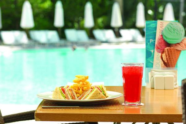 Sandwich und Getränk am Pool im Swissotel Buyuk Efes Izmir