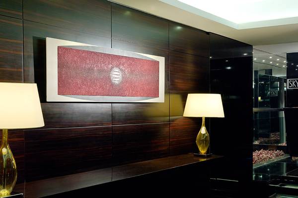 Innenraum des Swissotel Buyuk Efes Izmir mit Wanddekoration, Tischlampen und Sky Bar Schild