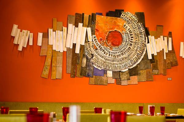 Ein abstraktes Wandkunstwerk im Restaurant des Swissotel Buyuk Efes Izmir.