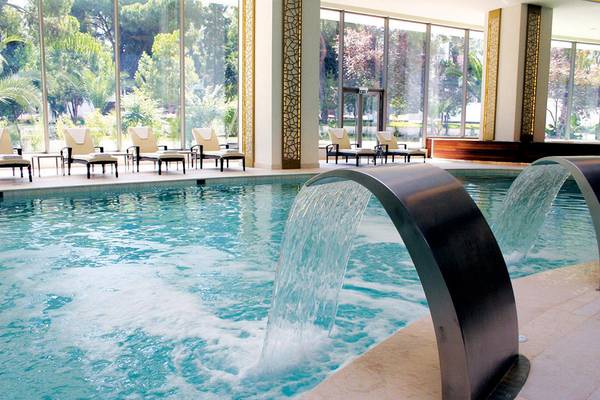 Schwimmbad im Swissotel Buyuk Efes Izmir mit Wasserfällen und Lounge-Sesseln