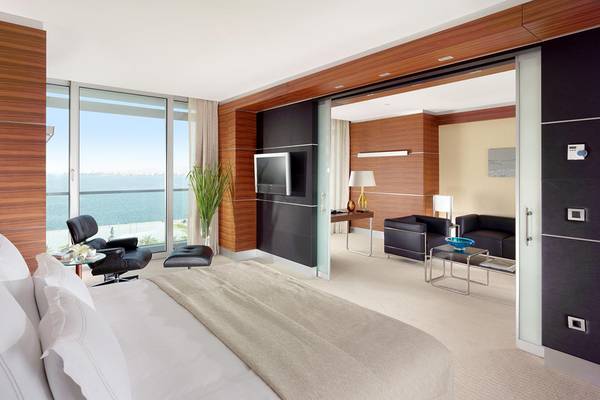 Suite-Zimmer mit Meerblick im Swissotel Buyuk Efes Izmir mit Bett, Fernseher und offenem Badezimmer.