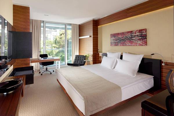 Luxuriöses Hotelzimmer im Swissotel Buyuk Efes Izmir mit Blick auf den Garten.
