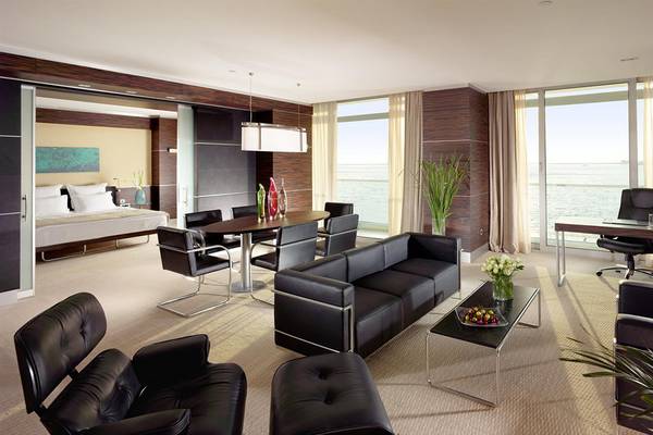 Innenansicht einer Hotelsuite im Swissotel Buyuk Efes Izmir mit Blick auf das Meer.