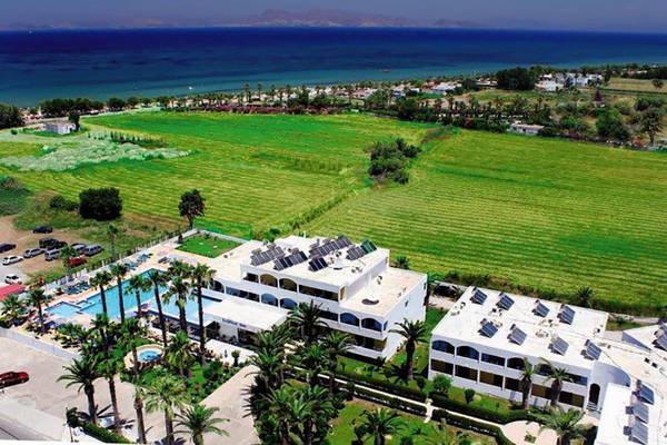 Luftaufnahme des Tropical Sol Hotels mit Swimmingpool und grünem Feld am Strand