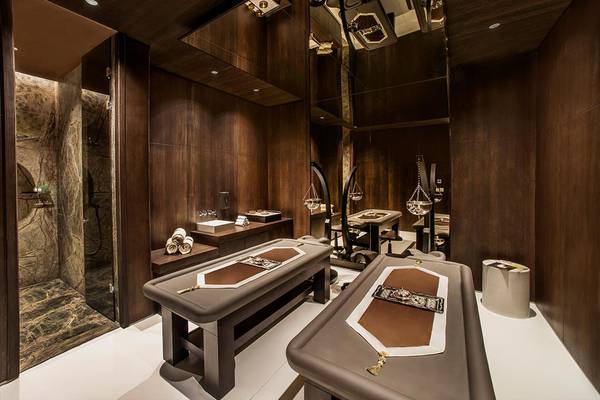 Spa-Behandlungsraum im Maxx Royal Kemer Resort mit zwei Behandlungstischen und einer Regendusche.