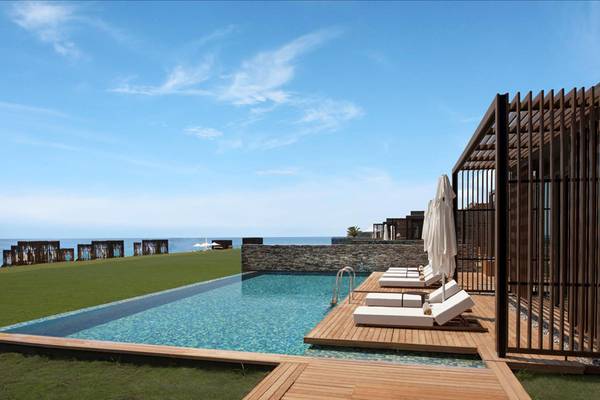 Maxx Royal Kemer Resort mit Pool und Liegebereich am Meer