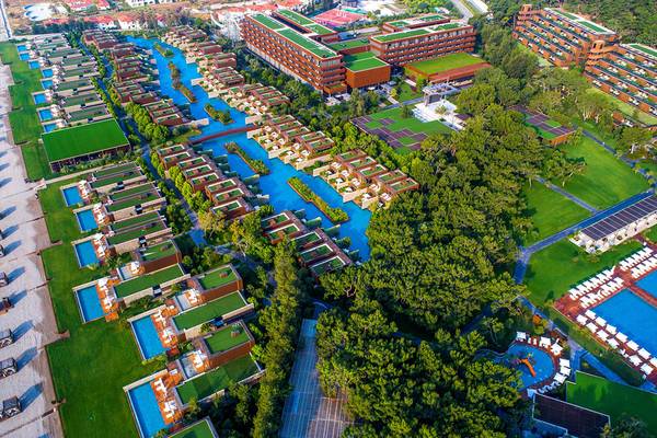 Luftaufnahme des Maxx Royal Kemer Resorts mit Pools, Gebäuden und Gärten.