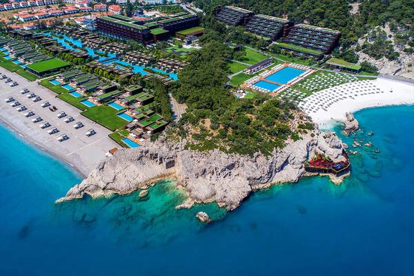 Luftaufnahme des Maxx Royal Kemer Resorts mit Pools, Gebäuden und Strand