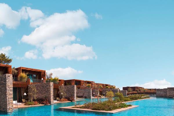 Außenbereich des Maxx Royal Kemer Resorts mit großem Pool und modernen Gebäuden.