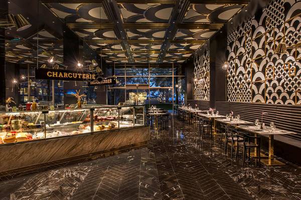 Charcuterie-Theke im Maxx Royal Kemer Resort mit verschiedenen Gerichten.