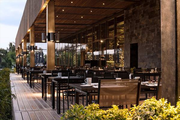 Außenbereich des Maxx Royal Kemer Resort mit Essbereich und gedeckten Tischen