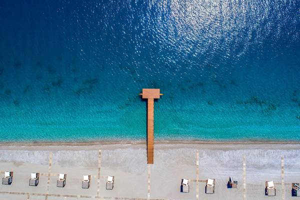 Maxx Royal Kemer Resort Strand mit Holzsteg und Liegestühlen am Meer