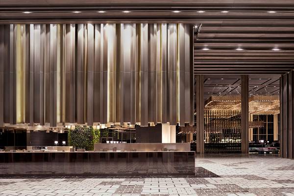 Lobby des Maxx Royal Kemer Resorts mit großen goldenen Vorhängen und moderner Einrichtung.